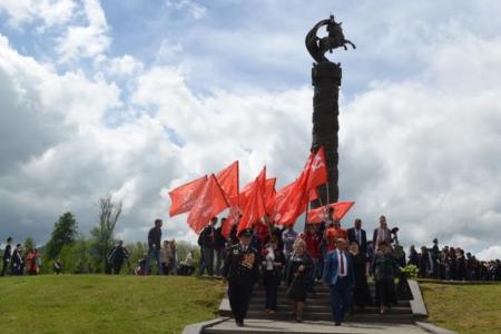 В канун Дня Победы во Владикавказе на Мемориале Славы прошла церемония возложения цветов и венков
