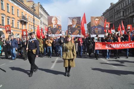 Красный День Победы в Санкт-Петербурге. Колонна коммунистов, ветеранов и комсомольцев прошла по Невскому проспекту