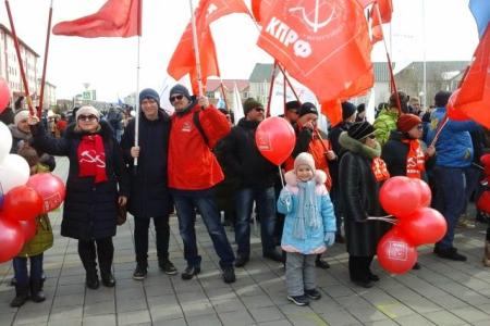 На Ямале коммунисты приняли участие в городских праздничных акциях