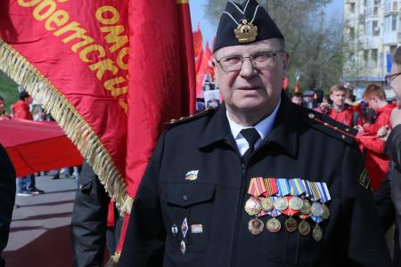 Омские коммунисты праздничным шествием отметили День Победы
