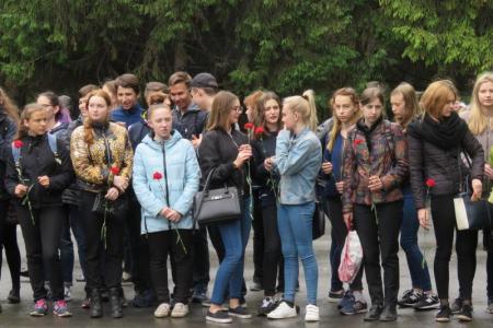 Мэр-коммунист Новосибирска Анатолий Локоть принял участие в открытии арки памяти детей-узников концлагерей