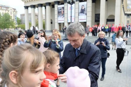 «Ярче гори, наш галстук пионерский!»: 450 новосибирских школьников вступили в ряды пионеров