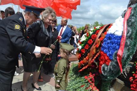 В канун Дня Победы во Владикавказе на Мемориале Славы прошла церемония возложения цветов и венков