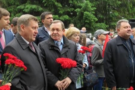 Мэр-коммунист Новосибирска Анатолий Локоть принял участие в открытии арки памяти детей-узников концлагерей