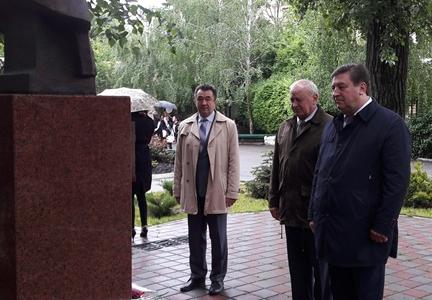 Лидер коммунистов Ставрополья Виктор Гончаров выступил на последнем звонке в Центре образования
