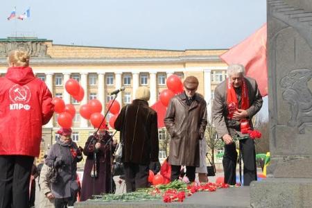 Новгородские коммунисты провели митинг, посвященный Первомаю