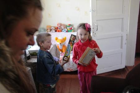 Лидер саратовских коммунистов О.Н. Алимова: «Мне всегда доставляет радость дарить детям подарки»