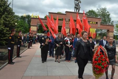 В канун Дня Победы во Владикавказе на Мемориале Славы прошла церемония возложения цветов и венков