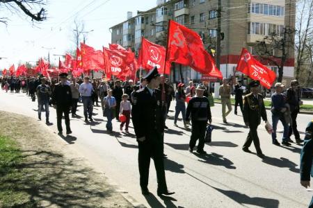 Первого мая знамена КПРФ украсили улицы столицы Чувашии