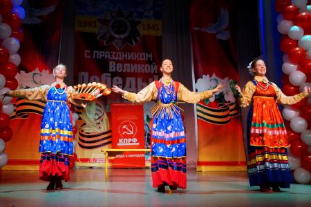 Золотое сердце Бурятии — 2017. Лидер коммунистов республики Вячеслав Мархаев приветствовал участников юбилейного концерта