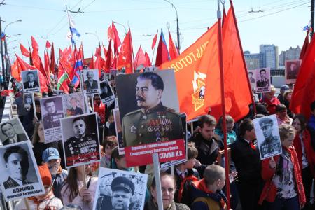 Омские коммунисты праздничным шествием отметили День Победы