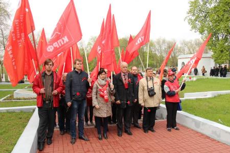 Рязанские коммунисты приняли участие в шествии и торжественном возложении цветов к Вечному огню