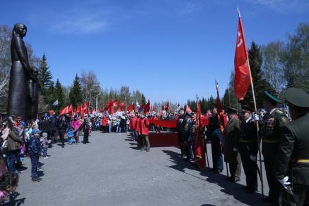 Омские коммунисты праздничным шествием отметили День Победы