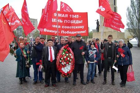 Казанские коммунисты возложили венок и цветы к Вечному огню