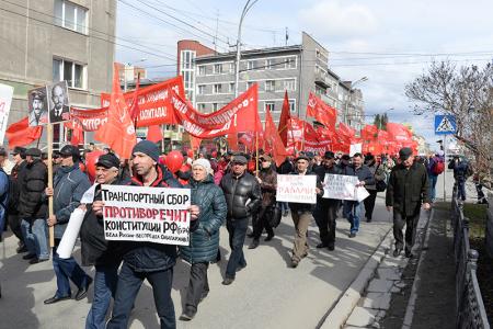 «Красные в городе»: Первомайская колонна прошла по центру Новосибирска