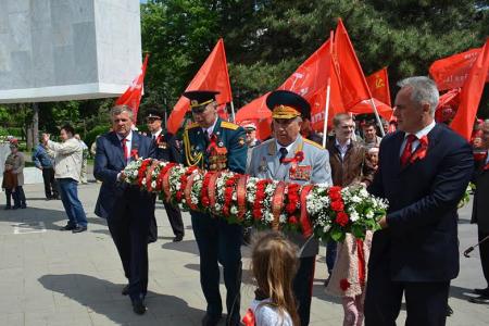 Коммунисты и комсомольцы Ростова-на-Дону провели традиционный митинг в честь Победы Советского народа над фашизмом