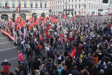 Красный День Победы в Санкт-Петербурге. Колонна коммунистов, ветеранов и комсомольцев прошла по Невскому проспекту