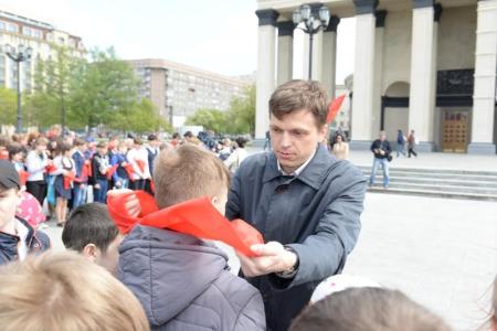 «Ярче гори, наш галстук пионерский!»: 450 новосибирских школьников вступили в ряды пионеров