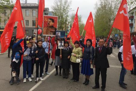 Тувинские коммунисты и комсомольцы в первых рядах «бессмертного полка»