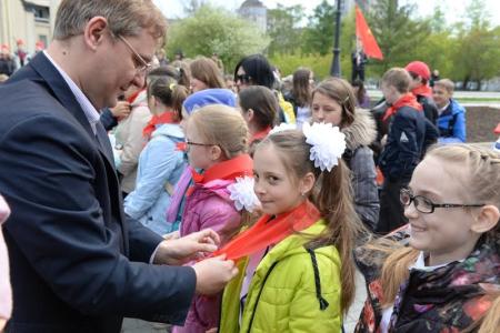 «Ярче гори, наш галстук пионерский!»: 450 новосибирских школьников вступили в ряды пионеров