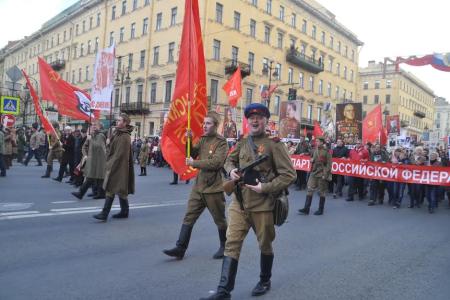 Красный День Победы в Санкт-Петербурге. Колонна коммунистов, ветеранов и комсомольцев прошла по Невскому проспекту
