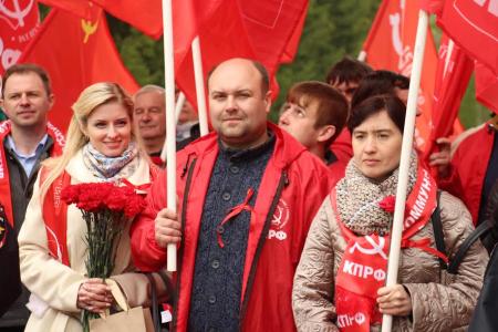 Рязанские коммунисты приняли участие в шествии и торжественном возложении цветов к Вечному огню