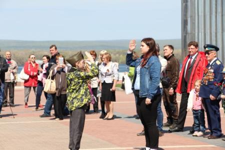 На площади Славы в Самаре в честь Дня Победы состоялось возложение цветов к Вечному огню