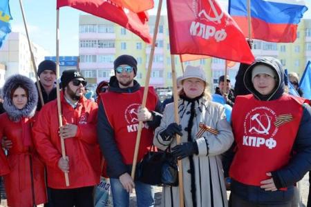 На Ямале коммунисты приняли участие в городских праздничных акциях