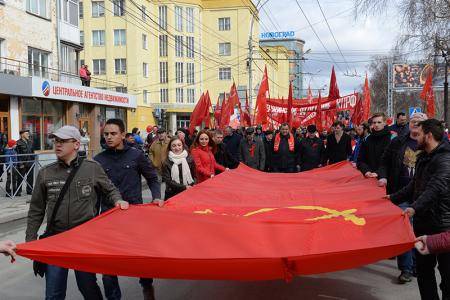 «Красные в городе»: Первомайская колонна прошла по центру Новосибирска