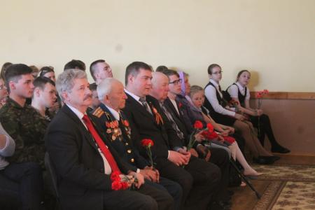 В преддверии 9 мая школьники Пскова поблагодарили ветеранов за Великую Победу