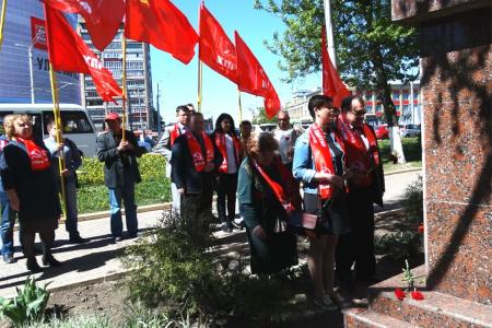 В Курске коммунисты возложили цветы к памятнику Карлу Марксу