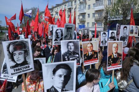 Омские коммунисты праздничным шествием отметили День Победы