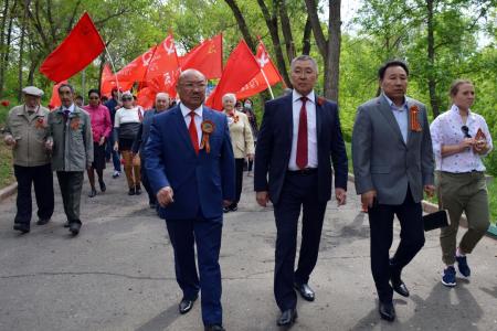 Коммунисты Калмыкии возложили цветы к Вечному огню