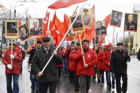 Ивановские коммунисты провели День Победы под красными знаменами