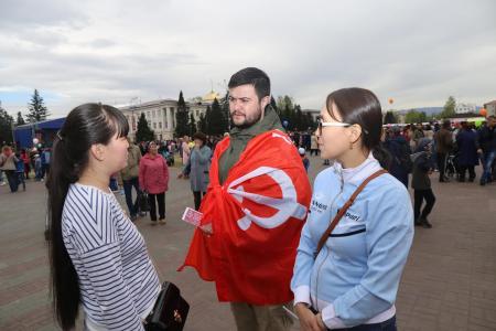 Тувинские коммунисты и комсомольцы в первых рядах «бессмертного полка»