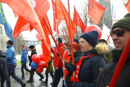 На Ямале коммунисты приняли участие в городских праздничных акциях