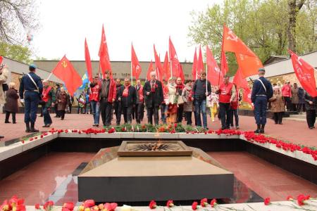 Рязанские коммунисты приняли участие в шествии и торжественном возложении цветов к Вечному огню