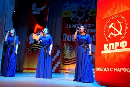 Золотое сердце Бурятии — 2017. Лидер коммунистов республики Вячеслав Мархаев приветствовал участников юбилейного концерта