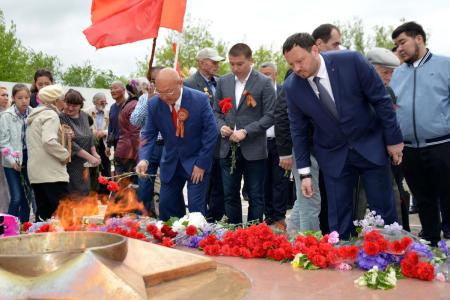 Коммунисты Калмыкии возложили цветы к Вечному огню