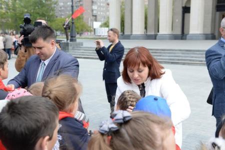 «Ярче гори, наш галстук пионерский!»: 450 новосибирских школьников вступили в ряды пионеров