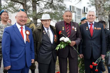Коммунисты Калмыкии возложили цветы к Вечному огню