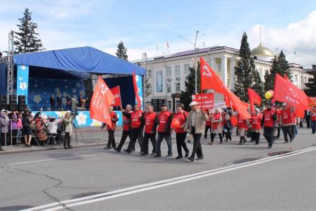 Тувинские коммунисты приняли участие в праздничном шествии, посвященному Первомаю