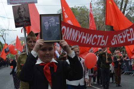 Севастопольские коммунисты праздничным шествием отметили День Победы