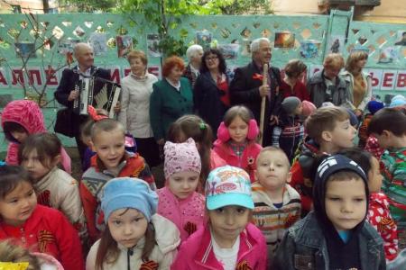 Волгоградская область. Активисты Волжского отделения организации "Дети войны" провели акцию по высадке сирени на территории детского сада