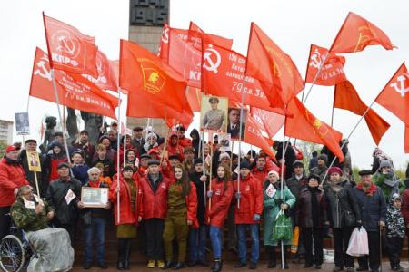 Ивановские коммунисты провели День Победы под красными знаменами
