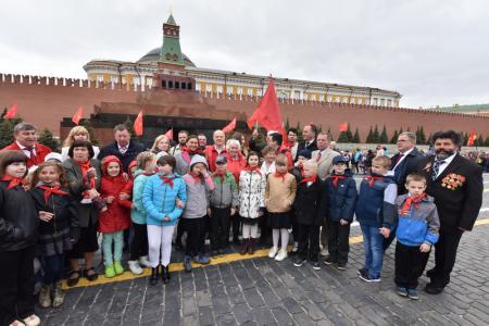 "Взвейтесь кострами синие ночи". Концерт в Колонном зале Дома Союзов, посвященный 95-летию пионерии