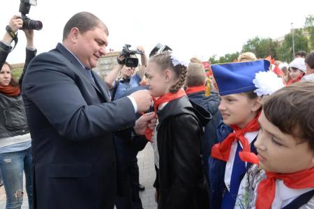 19 мая в Орле приняли в пионеры 500 школьников