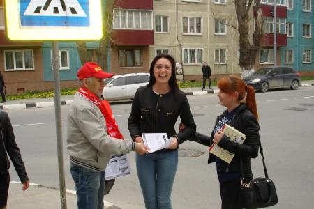 На Сахалине прошли пикеты КПРФ в защиту интересов женщин и многодетных семей