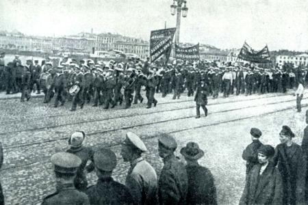 Проект KPRF.RU "Хроника революции". 4 мая 1917 года: В Петрограде начались вооруженные столкновения сторонников и противников Временного правительства, в Москве прошли демонстрации солидарности в связи с петроградскими событиями