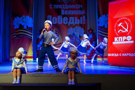 Золотое сердце Бурятии — 2017. Лидер коммунистов республики Вячеслав Мархаев приветствовал участников юбилейного концерта